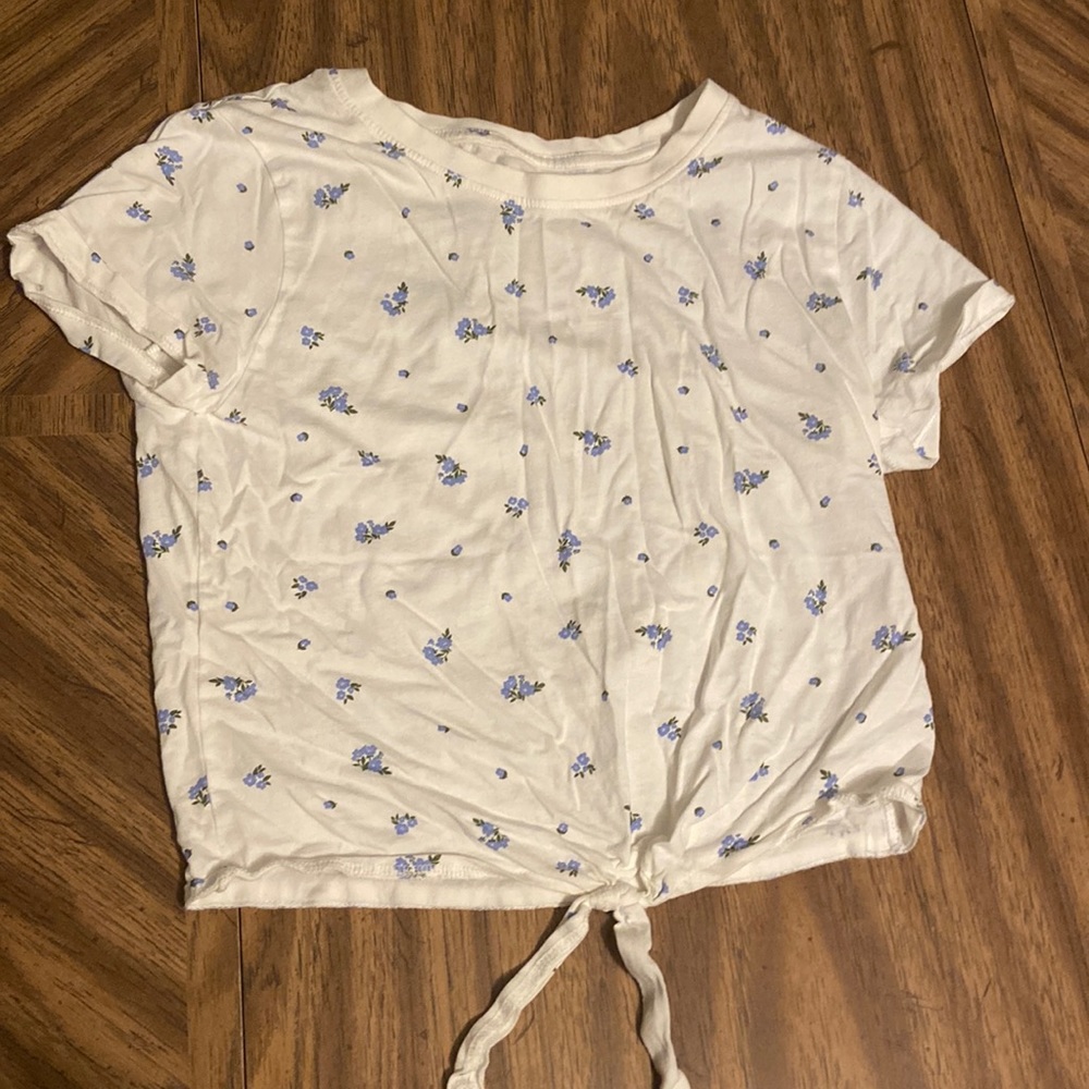Dip tee-shirt. White tee with blue flowers.